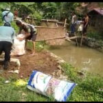 ANTISIPASI BANJIR PEMDES SUMURGEDE BERSIHKAN SALURAN AIR