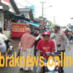 Giat Polsek Tegalwaru, Bebagi Tak’jil Bersama Anggota Piket Polsek Tegalwaru, Areal Arus Lalulintas Jalan Raya Pasar Loji