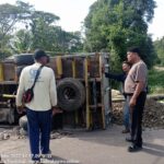 Mobil Truck Bermuatan Sirtu Terguling Di Tanjakan Gembongan Kecamatan Banyusari