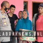 Kapolsek Tegalwaru Bagikan santunan sembako bagi warga yang kena musibah kebakaran