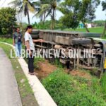 Arus Lintas Jalan Propinsi di duga belum ada penerapan Lampu penerangan Jalan Umum(PJU) mengakibatkan satu unit kendaraan Roda Enam nyuksruk ke sawah