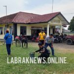 Wujudkan Lingkungan Bersih Dan Indah Personil Polsek Banyusari Dan Katar Kec.Banyusari Giat Laksanakan Jumsih Di Mako