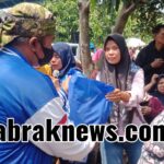 H.Budianto, SH Bersama Balad Budianto Bagi – Bagi Sembako Kepada Masyarakat Dusun Ciguha Pagadungan