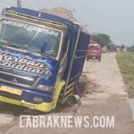 DAMPAK JALAN BERLUBANG.TRUCK BERMUATAN SIRTU MENGALAMI PATAH AS RODA.