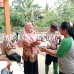 BANJIR DI KARAWANG POLSEK PURWASARI POLRES KARAWANG HADIR BAGIKAN SEMBAKO KEPADA MASYARAKAT.