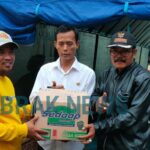 Relawan Ir.Teddy Luthfiana, MM.Dari Aggota DPRD Kabupaten Karawang Fraksi GOLKAR, Turun Langsung Ke Posko Banjir Desa Sumurgede