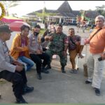Bhabinkamtibmas Desa Gembongan Polsek Banyusari Bagikan Jam Dinding Dan Sajadah.
