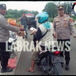 Berkah Di Bulan Ramadhan, Jelang Berbuka Puasa Kapolsek Banyusari Bagi Bagi Takjil