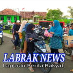 Indahnya Ramadhan, Camat Banyusari Bagi Bagi Takjil Secara Gratis Kepada Pengguna Jalan Dan Pengunjung Taman Banyusari