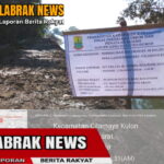 Pengawas Kemana ?. Proyek Normalisasi Baru di Kerjakan Dua Hari, Lumpur Hasil Kerukan Melorot Lagi Ke Sungai