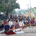 Terpaksa Warga Masyarakat Desa Sumurgede, Menggelar Solat Idul Fitri di Jalan Raya