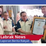 Prabowo Subianto Terima Pin Emas dari SMSI atas Dedikasinya Jaga Demokrasi